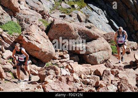 Manitou Springs, Colorado, USA. 15. August 2015. Läufer kämpfen müde Beine und wenig Sauerstoff, wie sie die letzten Geröllfeld während die 60. Ausgabe des Pikes Peak Aufstiegs zu verhandeln. Während des Aufstiegs Läufer decken 13,3 Meilen und gewinnen mehr als 7815 Füße (2382m) von der Zeit erreichen sie den Gipfel von 14.115 ft (4302m). Am zweiten Tag des Rennwochenendes werden 800 Marathonläufer machen die hin-und Rückfahrt und decken 26,6 Meilen Höhe und sehr schwierigem Gelände in Pike National Forest, Manitou Springs, CO. © Csm/Alamy Live-Nachrichten Stockfoto