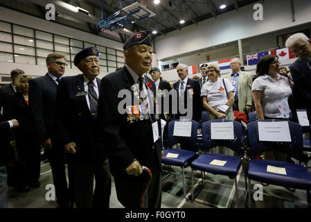 (150816)--VANCOUVER(CANADA), Kanada, 16. August 2015 (Xinhua) - Veteranen des zweiten Weltkrieges an eine Gedenkfeier in Chinatown in Vancouver, Kanada, 15. August 2015 teilnehmen. Chinesisch-Kanadier, Würdenträger und Mitglieder der kanadischen Streitkräfte in Vancouver am Samstag statt eine Gedenkfeier anlässlich den Sieg des zweiten Weltkriegs. (Xinhua/Liang Sen) Stockfoto