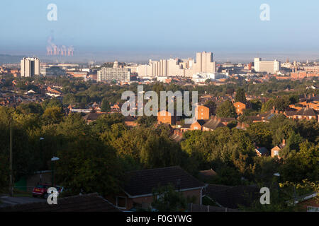 Nottingham, UK. 16. August 2015. Ein sonniger Vormittag über Nottingham Stadtzentrum mit den Kühltürmen Ratcliffe-on-Soar Kraftwerk am fernen Horizont. Nottingham erhielt ein Stadtrecht im Jahre 1897 als Teil der Königin Victorias Diamant-Jubiläum feiern. Bildnachweis: Mark Richardson/Alamy Live-Nachrichten Stockfoto