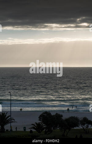Sonnenuntergang über den Strand in Camps Bay, Südafrika Stockfoto
