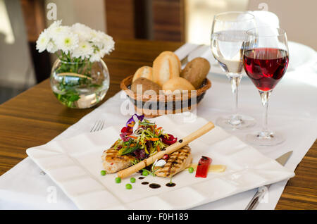 Huhn mit Salat und Wein Stockfoto