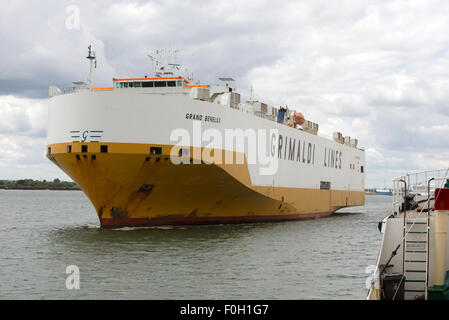 Grand Benelux ein Fahrzeug Träger versenden von Grimaldi Lines im Gange Southampton Water UK Stockfoto