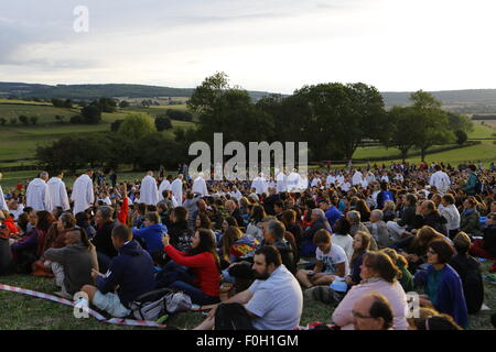 Taizé, Frankreich. 15. August 2015. Die Brüder von Taizé Gewißheit an das Abendgebet, ihre traditionellen weißen Roben tragen. Tausende von jungen Pilger kamen zu einem open Air Abend Gebet in Taizé am Vorabend des 10. Jahrestages des Todes von dem Gründer von Taizé Gemeinschaft Bruder Roger. Bildnachweis: Michael Debets/Alamy Live-Nachrichten Stockfoto