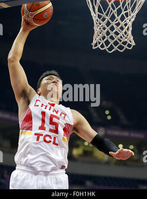 Belgrad, Serbien. 15. August 2015. Chinas Li Gen Partituren während "Belgrad Trophy" Halbfinale Basketball-Spiel zwischen Serbien und China in der Kombank Arena in Belgrad, Serbien, am 15. August 2015. Serbien gewann 95-55. Belgrad wird Trophy Turnier im Rahmen der Vorbereitung Spiele vor der FIBA Eurobasket 2015 und 2015 FIBA Asia Championship gespielt. © Predrag Milosavljevic/Xinhua/Alamy Live-Nachrichten Stockfoto