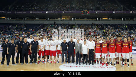 Belgrad, Serbien. 15. August 2015. Serbisch und chinesischen Spieler posieren für Foto, bevor ihre "Belgrad Trophy" Halbfinale Basketball Spiel in der Kombank Arena in Belgrad, Serbien, am 15. August 2015. Serbien gewann 95-55. Belgrad wird Trophy Turnier im Rahmen der Vorbereitung Spiele vor der FIBA Eurobasket 2015 und 2015 FIBA Asia Championship gespielt. © Predrag Milosavljevic/Xinhua/Alamy Live-Nachrichten Stockfoto