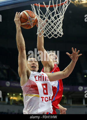 Belgrad, Serbien. 15. August 2015. Chinas Zhao Tailong (L) geht in den Korb während der "Belgrade Trophy" Halbfinale Basketball-Match zwischen Serbien und China in der Kombank Arena in Belgrad, Serbien, am 15. August 2015. Serbien gewann 95-55. Belgrad wird Trophy Turnier im Rahmen der Vorbereitung Spiele vor der FIBA Eurobasket 2015 und 2015 FIBA Asia Championship gespielt. © Predrag Milosavljevic/Xinhua/Alamy Live-Nachrichten Stockfoto