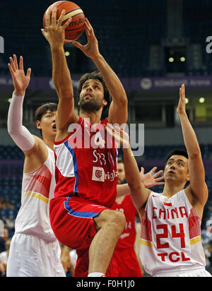 Belgrad, Serbien. 15. August 2015. Serbiens Milos Teodosic (C) geht in den Korb während "Belgrad Trophy" Halbfinale Basketball-Match zwischen Serbien und China in der Kombank Arena in Belgrad, Serbien, am 15. August 2015. Serbien gewann 95-55. Belgrad wird Trophy Turnier im Rahmen der Vorbereitung Spiele vor der FIBA Eurobasket 2015 und 2015 FIBA Asia Championship gespielt. © Predrag Milosavljevic/Xinhua/Alamy Live-Nachrichten Stockfoto