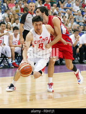 Belgrad, Serbien. 15. August 2015. Chinas Zhao Tailong (L) wetteifert mit Serbiens Milos Teodosic (R) während "Belgrad Trophy" Halbfinale Basketball-Match zwischen Serbien und China in der Kombank Arena in Belgrad, Serbien, am 15. August 2015. Serbien gewann 95-55. Belgrad wird Trophy Turnier im Rahmen der Vorbereitung Spiele vor der FIBA Eurobasket 2015 und 2015 FIBA Asia Championship gespielt. © Predrag Milosavljevic/Xinhua/Alamy Live-Nachrichten Stockfoto