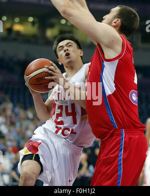 Belgrad, Serbien. 15. August 2015. Chinas Zhao Jiwei (L) wetteifert mit Serbiens Nikola Milutinov (R) während "Belgrad Trophy" Halbfinale Basketball-Match zwischen Serbien und China in der Kombank Arena in Belgrad, Serbien, am 15. August 2015. Serbien gewann 95-55. Belgrad wird Trophy Turnier im Rahmen der Vorbereitung Spiele vor der FIBA Eurobasket 2015 und 2015 FIBA Asia Championship gespielt. © Predrag Milosavljevic/Xinhua/Alamy Live-Nachrichten Stockfoto