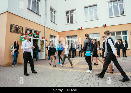 GOMEL, Weißrussland - 31. Mai 2014: Schülerinnen und Schüler feiern das Ende des Schuljahres. Stockfoto