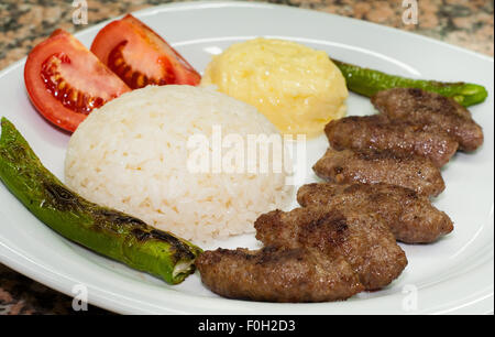 Frikadelle-Platte (türkische Köfte) mit Reis und Pfeffer Stockfoto