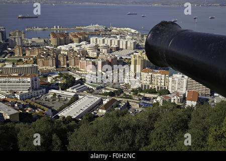 Blick auf Stadt von hoch oben auf den Felsen von Gibraltar, Belagerung Canon. Stockfoto