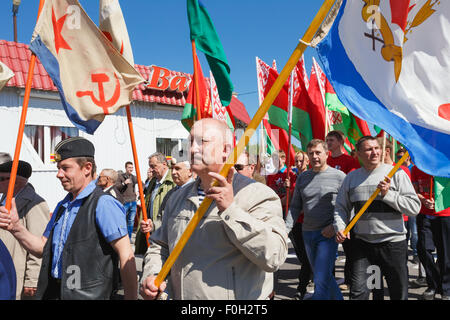 Dobrush (Region Gomel), BELARUS - 9. Mai 2014: Unidentified belarussischen Veteranen auf der Parade halten Kränze und Flaggen des G Stockfoto