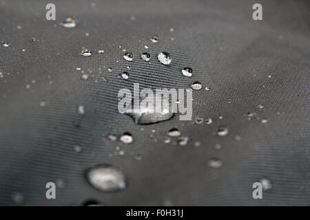 Nahaufnahme Bild der Regen fällt auf wasserdichte Jacke material Stockfoto