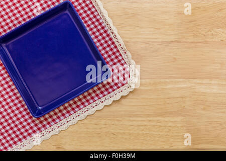 Leeren Teller ohne Löffel und Gabel am Tisch Hintergrund. Stockfoto