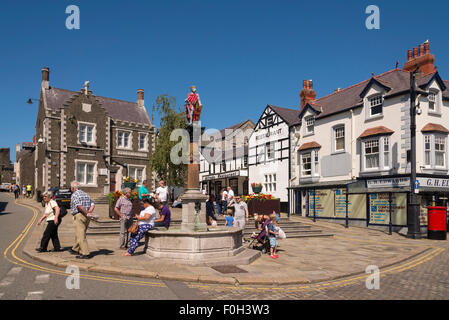 Conway Lancaster Square Conwy Clwyd Nordwales.  Im Zentrum von Lancaster Square ist eine Statue von Llewelyn ap Iowerth Stockfoto