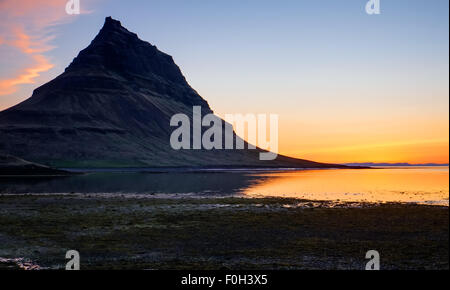 Sonnenuntergang am Berg Kirkjufell auf der Halbinsel Snaefellsnes, Island Stockfoto