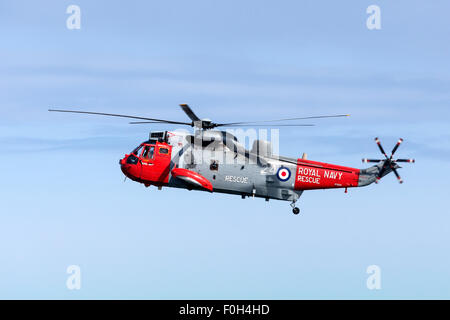 Eine königliche Marine Suche und Rettung Hubschrauber fliegen vor der nordöstlichen Küste des Vereinigten Königreichs. Stockfoto