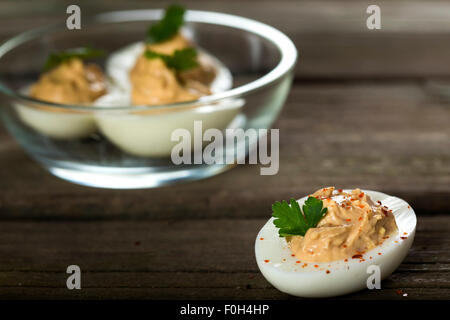 Gefüllten Eiern mit Huhn Pastete, Paprika und Chili Stockfoto