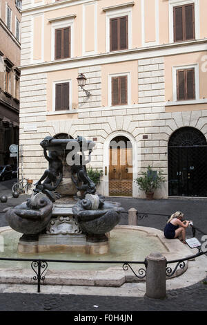 Mitte Sommer in Rom, leer von italienischen, voller Touristen Stockfoto