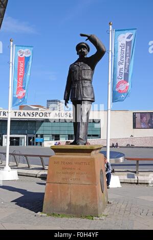 Statue von Sir Frank Whittle Erfinder des Turbo-Jet-Engine vor dem Transportmuseum in Millennium Ort, Coventry, UK. Stockfoto