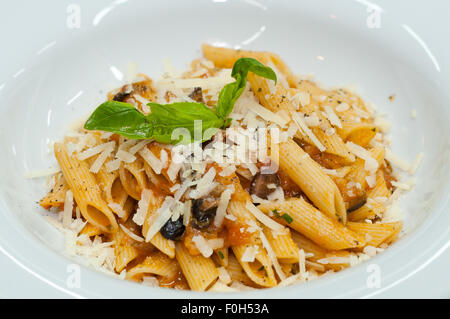 Pasta mit Tomaten und Oliven Stockfoto