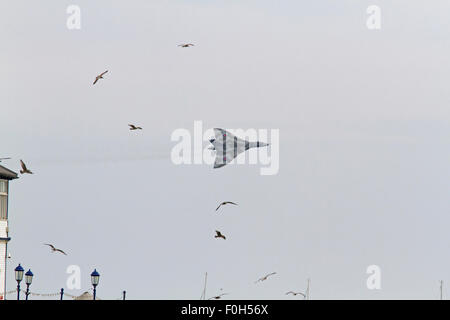 Eastbourne, Vereinigtes Königreich. 15. August 2015. Avro Vulcan XH558 The Spirit Of Great Britain zeigt zum letzten Mal über das Meer in Eastbourne International Airshow 2015. Bildnachweis: Keith Larby/Alamy Live-Nachrichten Stockfoto