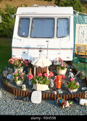 Gestalteten Garten vor einem Wohnwagen auf Campingplatz UK Stockfoto