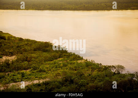 Sekundärwald und Land geräumt für kleinbäuerliche Landwirtschaft am Amazonas, in der Nähe von Iquitos, Amazonas, Peru Stockfoto