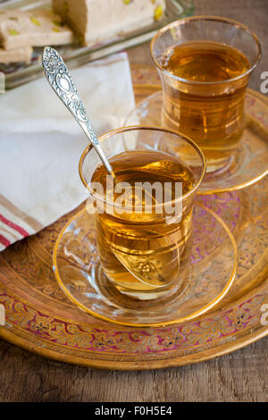 Türkischer Apfeltee serviert einen süßen Apfel aromatisierte Getränke in türkischen Tee Gläser Stockfoto