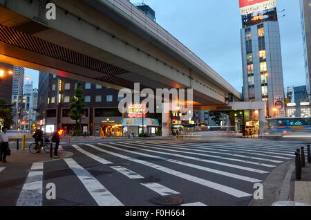 Bewegung der Verkehrsstraße und Passanten am Dotonbori in der Nachtzeit am 8. Juli 2015 in Osaka, Japan Stockfoto