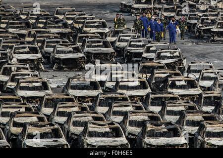 (150816)--TIANJIN, 16. August 2015 (Xinhua)--Retter arbeiten am Standort Explosion in Nord-China Tianjin Municipality, 16. August 2015. Insgesamt 112 Leichen gefunden wurden, und 95 Personen blieben vermisst, darunter 85 Feuerwehrleute, nachdem massive Lager Explosionen Nord-China Tianjin City Mittwochabend erschüttert, Beamte sagte auf einer Pressekonferenz am Sonntag Morgen. (Xinhua/Zheng Huansong) (Dhf) Stockfoto