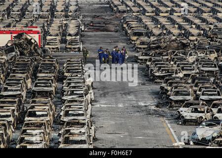 (150816)--TIANJIN, 16. August 2015 (Xinhua)--Retter arbeiten am Standort Explosion in Nord-China Tianjin Municipality, 16. August 2015. Insgesamt 112 Leichen gefunden wurden, und 95 Personen blieben vermisst, darunter 85 Feuerwehrleute, nachdem massive Lager Explosionen Nord-China Tianjin City Mittwochabend erschüttert, Beamte sagte auf einer Pressekonferenz am Sonntag Morgen. (Xinhua/Zheng Huansong) (Dhf) Stockfoto