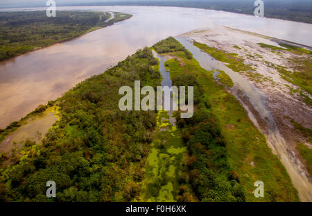 Amazonas-Antenne mit Flussinsel im Vordergrund, in der Nähe von Iquitos, Peru Stockfoto