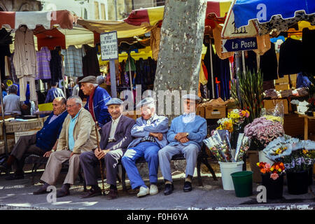 Eine Gruppe älterer Männer sitzen auf einer Bank auf dem Marktplatz in Limoux. Languedoc Roussillon. Frankreich Stockfoto