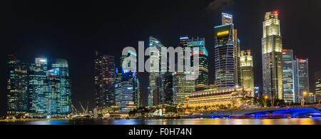Singapurs Skyline bei Nacht gesehen von der Marina Bay promenade Stockfoto