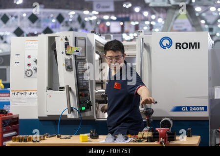 Sao Paulo, Brasilien. 13. August 2015. Wang Shuai, Wettbewerber aus Chinas Hauptstadt Peking, beteiligt sich an dem Wettbewerb der CNC-Drehen während der 43. Worldskills Wettbewerb in Sao Paulo, Brasilien, 13. August 2015. WorldSkills Wettbewerb gilt allgemein als die "Olympischen Spiele" für die Handwerker der Welt. 32 junge Konkurrenten der China-Delegation, die unter die Arbeiter und Handwerker unter 25 Jahren ausgewählt wurden, nahmen in den 29 Wettbewerben während des 43. Worldskills Wettbewerbs. © Xu Zijian/Xinhua/Alamy Live-Nachrichten Stockfoto