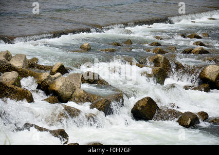 Bewegung des Oi-Flusses in Arashiyama in Kyoto, Japan Stockfoto