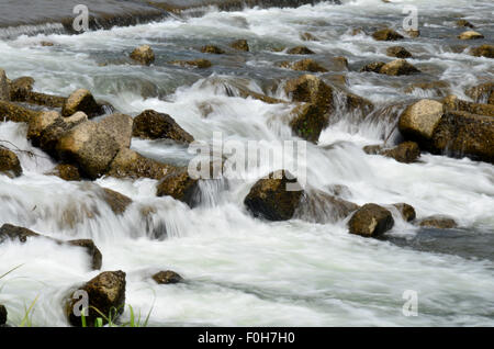 Bewegung des Oi-Flusses in Arashiyama in Kyoto, Japan Stockfoto