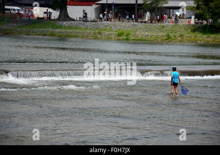 Japanische Kinder Angeln Fischen am Fluss Hozugawa der Arashiyama am 12. Juli 2015 in Kyoto, Japan Stockfoto