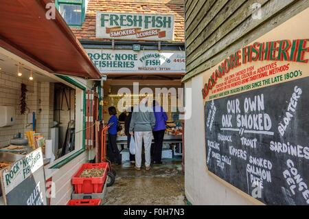 Kunden, die bei Rock-a-Nore Fisheries Schlange stehen. Altstadt. Hastings. East Sussex. VEREINIGTES KÖNIGREICH Stockfoto