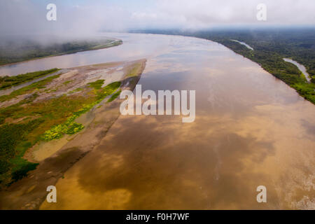 Amazonas-Antenne mit Flussinsel und sekundären Regenwald, in der Nähe von Iquitos, Peru Stockfoto