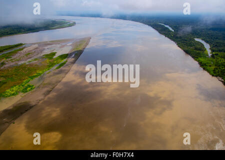 Amazonas-Antenne mit Flussinsel in der Nähe von Iquitos, Peru Stockfoto