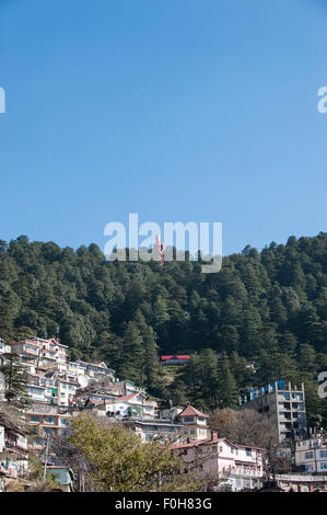 Shimla, Himachal Pradesh, Indien. Auf der Suche nach Osten über die Stadt mit der Hanuman Statue in der Ferne. Stockfoto