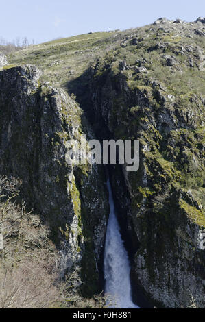 Wasserfall in der Nähe von Pitões Das Júnias in Montalegre, Portugal Stockfoto