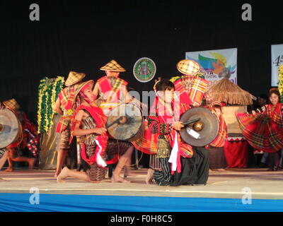 Philippinen. 16. August 2015. T ' boli Stammes zeigt ihren Folk-Songs und Tänze zu den T'boli Menschen am T'boli Tribüne in South Cotabato während der Koronadal internationale Folklore-Festival den 45. Jahrestag der Gründung des Conseil International des gehörende Organisationen de Festivals de Folklore (CIOFF) an die zehn Länder, darunter Slowenien, Polen, Indonesien, Taiwan, Sri Lanka, Russland, Japan, Mexiko und der Türkei die Veranstaltung, die Förderung des kulturellen Erbes teilgenommen. © Sherbien Dacalanio/Pacific Press/Alamy Live-Nachrichten Stockfoto