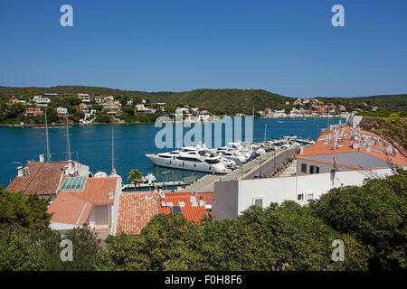 Mahon Hafen mit Luxus-Boote Stockfoto