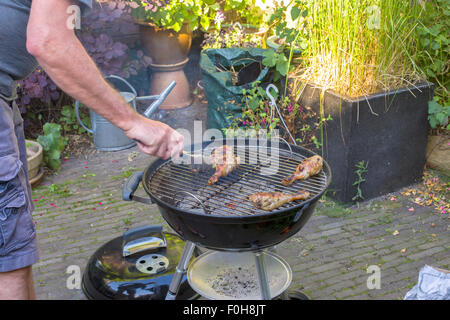 Hähnchenschenkel auf dem Grill im Garten grillen Stockfoto