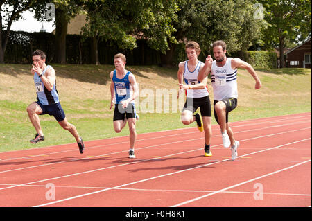 Sport für alle 100m Männer Sprint hundert Meter Rennen laufen auf high-Speed Athleten Sprinter im Wettbewerb auf Leichtathletik-Veranstaltung Stockfoto