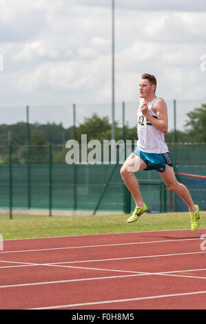 Sport für alle 400m Männer Sprint hundert Meter Rennen laufen auf high-Speed Athleten Sprinter im Wettbewerb auf Leichtathletik-Veranstaltung Stockfoto